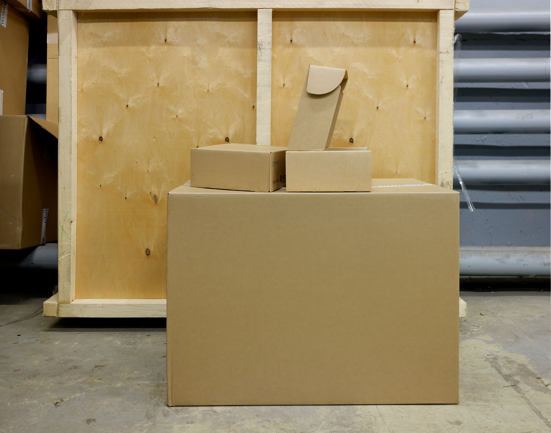 Boxen in verschiedenen Größen auf Lager
